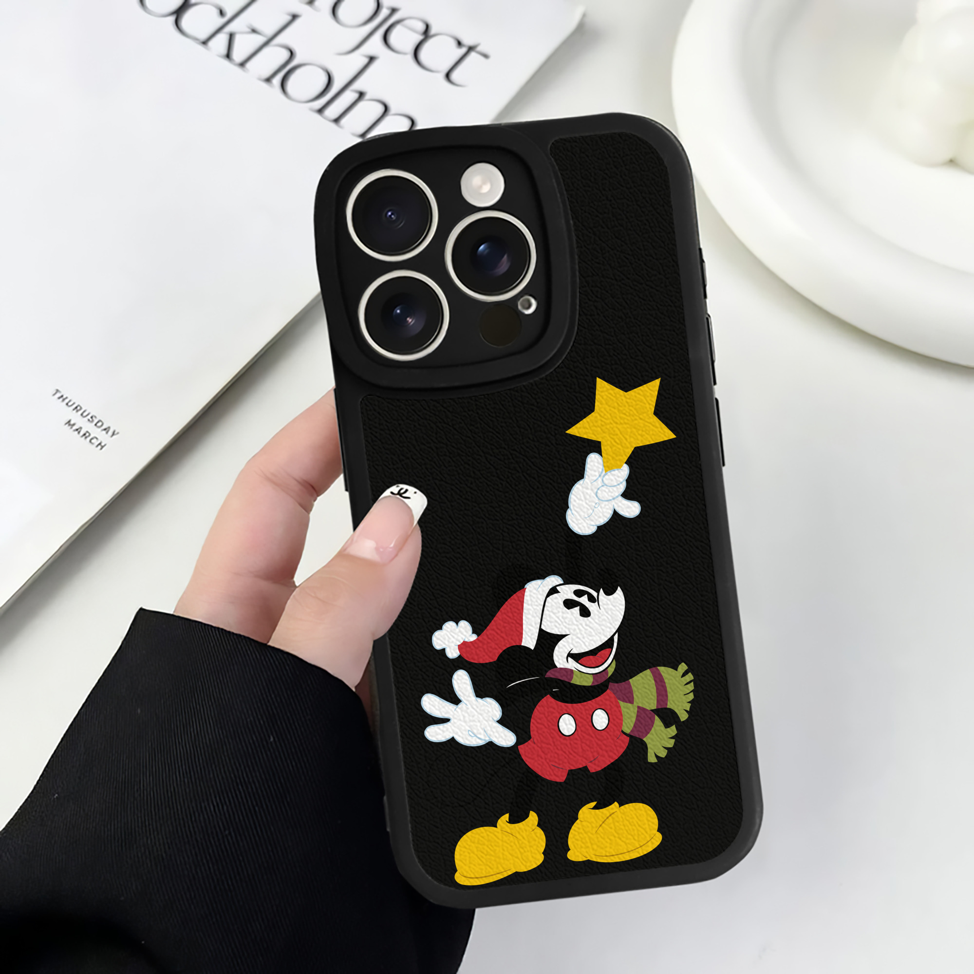 （画像用） ミッキーマウス Mickey Mouse 【iPhone 16シリーズ対応】シリコンスマホケース（レザー調） 材質：シリコン